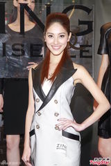 组图：文咏珊红黑装性感 与绯闻男友滴汗合照