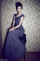 组图：张歆艺最新杂志写真 慵懒自我品味华丽人生