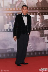 组图：梁家辉亮相金像奖红毯 举手致意
