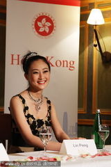 幻灯图：成龙等《大兵小将》主创柏林出席酒会