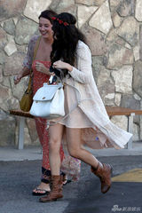 组图：赛琳娜森女系发箍亮相 衣摆飘逸仙气足