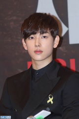 独家高清：金在中林时完帅气宣传《Triangle》