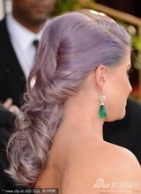 组图：凯莉-奥斯本白裙露背咧嘴大笑