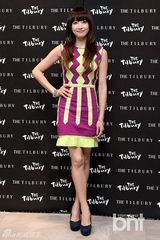 组图：f(x)宋茜Luna绚丽出席某品牌开业典礼