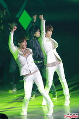 组图：东方神起开唱 劲歌热舞粉丝high不停