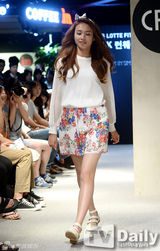 组图：Dal shabet秀彬走秀 黑裙妩媚优雅