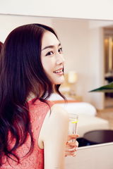 组图：秦岚登封面高贵气质展迷人魅力