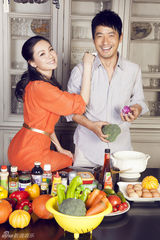 组图：郭晓冬夫妇甜蜜写真 角色互换变家庭煮夫