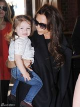 组图：辣妹带七公主现身车站 赴巴黎与小贝庆生