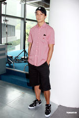 幻灯图：高圆圆自嘲不会演戏 吴彦祖婚后照拍亲热戏 