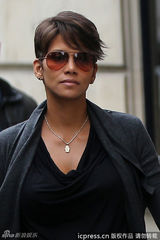 组图：哈利-贝瑞挺大肚散步 未婚夫恩爱陪伴