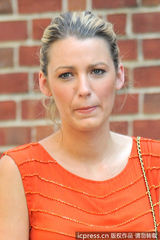 组图：莱弗利碎花裙赶拍《绯闻女孩》 搞怪表情不断