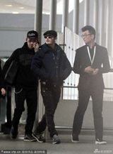 组图：黄晓明开车接Baby破传闻 机场约会被抓包