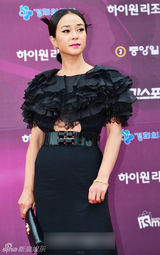 组图：《圣殇》女主赵敏秀别致美裙显贵气