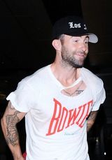 组图：魔力红主唱帅气亮相机场心情大靓