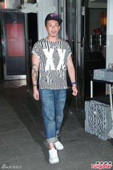 组图：乐易玲开生日派对 TVB花旦小生齐到贺