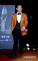 组图：李政宰黄色印花西服亮相 显成熟绅士气质