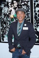 组图：任达华展出私人画作 陈志云现身捧场