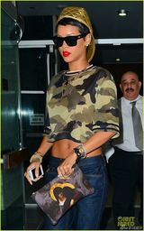 组图：蕾哈娜迷彩T恤秀蛮腰 金色棒球帽抢眼