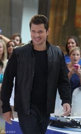 组图：98度重聚首献唱 有人欢喜有人揶揄