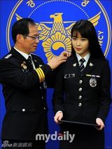 组图：IU被任命为学校暴力防治大使及名誉警察