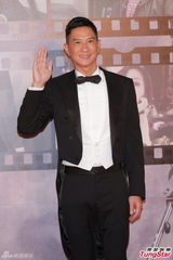 组图：张家辉黑燕尾服现身红毯 复古帅气