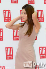 组图：全智贤无袖裙美丽冻人显成熟韵味