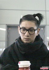 组图：吴奇隆卖萌照集锦 吐舌嘟嘴孩子气十足