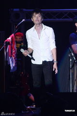 组图：五团轰炸小巨蛋 五月天压轴掀高潮