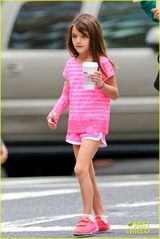 组图：凯蒂苏瑞母女怀抱咖啡清晨现身