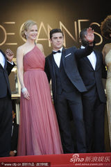 组图：埃夫隆库萨克等现身《报童》红毯