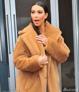 组图：卡戴珊穿毛绒大衣现身 一头秀发湿漉漉