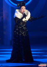 组图：汪明荃香港开唱 造型多变火辣优雅