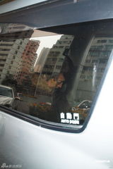 组图：任贤齐出院女友陪同 自曝儿子曾探病