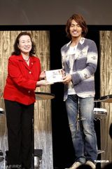 幻灯图：言承旭赴日本宣传引八千旭迷 不忘行善筹款