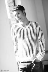 组图：张丹峰时尚写真彰显清新气质