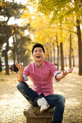 组图：《等待绽放》赵楚仑阳光写真帅气自信