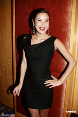 组图：乐基儿黑色短裙秀性感美腿 否认吸毒减压