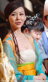 幻灯图：巩新亮古装爆乳亮相 抢女主角大S风头