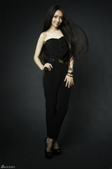 组图：郭碧婷裸肩抹胸装冷艳性感