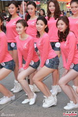 组图：准亚姐热裤现身冒寒派冰淇淋