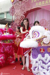 组图：李嘉欣不畏严寒性感贺岁 穿平底鞋否认怀孕