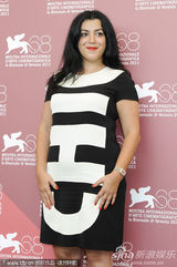 组图：《梅子鸡之味》记者会 女演员豪放转裙露底裤