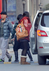 组图：孙红雷回京左牵女友右搂女伴三人行