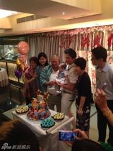 组图：洪天明为子摆百日宴 洪金宝幸福抱乖孙