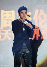 组图：周杰伦新专辑发布会 一身黑衣春风得意