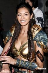 幻灯图集：林嘉绮女战士造型露蛮腰