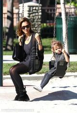 组图：杰西卡-阿尔芭与女儿一同荡秋千现甜蜜瞬间