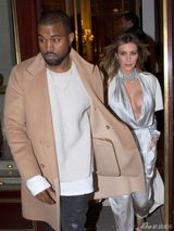 组图：卡戴珊银色深V装露半球 与老公恩爱牵手