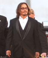 高清图：约翰尼-德普帅气现身 潇洒不羁引粉丝骚动 